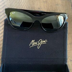 Women’s Maui Jim Alulu Black polarized sunglasses.